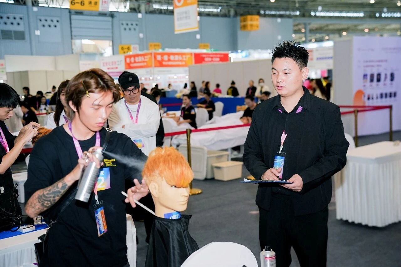 裁判席上为整场比赛把关