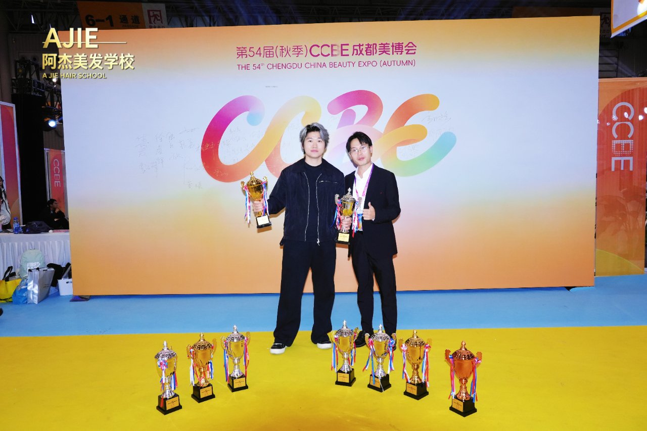 阿杰老师以选手身份参赛，斩获一金一银